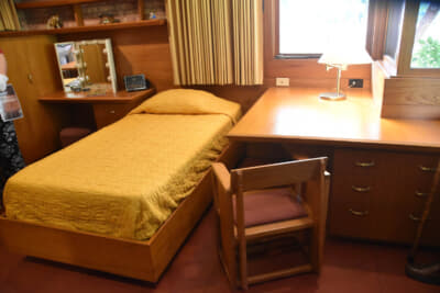 玄関に置かれた照明 オーナーの書斎。調度品もすべて特注品だ