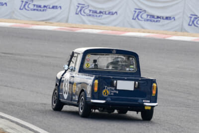 オースティン ミニ ピックアップ：この日の筑波サーキットのコースでのメインイベントは、スーパーバトル オブ ミニ。各クラスのレースに加えてフリー走行枠もあり鈴木さんはピックアップでコースを楽しんだ