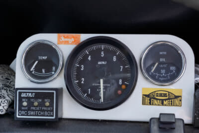 ローバー ミニ クーパー 1.3：ウルトラ製のタコメーターはステッピングモーターにより視認性を向上、レブスイッチも備わる。左右には水温計と油圧計