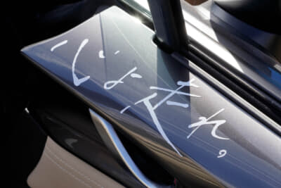 マツダ ND型 ロードスター:マツダ車のCMでのキャッチフレーズ「心より走れ」。プロッターでカッティングシートを切り出してドア内側へと取り付けた