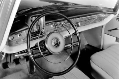 1959年8月に生産を開始したW111／220Sbの室内は、ステアリングホイール、インストゥルメント・パネル、ドアライニング、アームレスト、サンバイザー等に衝撃吸収材を使用。埋め込み式ドアハンドル、脱落式ルームミラーをすでに採用