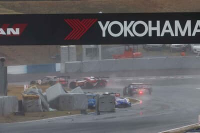 6番手スタートの38号車KeePer CERUMO GR Supra石浦宏明選手が、1コーナー立ち上がりでスピン