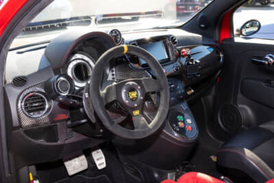 アバルト 695 トリブートフェラーリ：ハンドルはOMPでφ300mmとかなり小さめのものを装着