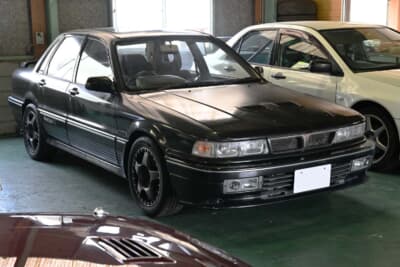 チルトアップ機構付電動スライドガラスサンルーフ、15インチアルミホイール、リアVCUタイプLSDなどを装備する「VR-4 モンテカルロ」