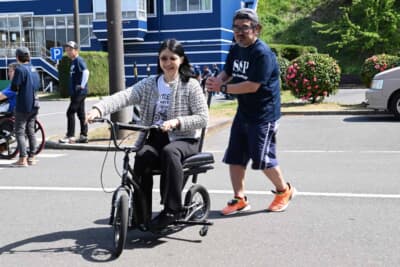 意外かもしれないが、以前バイクに乗っていたという病気による失明の元ライダーだけでなく、「バイクに乗ってみたい」と思う先天性の視覚障がい者も多い。SSPのイベントにも多くの視覚障がいの方がやってきている