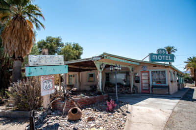 古いモーテルの建物も残っている