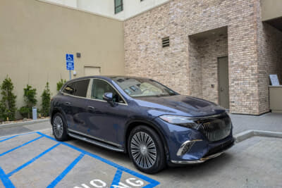 翌朝のホテル駐車場にはメルセデス・マイバッハ EQSが鎮座していた