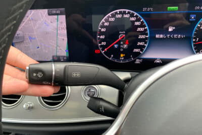 1本のコンビネーション・スイッチレバーで、上下に倒すとウインカー、手前に引くとパッシング、レバーをつまんで捻るとワイパー、押し込むとウォッシャー、そして奥へ倒せばヘッドライトのハイビーム／ロービーム切り換えの機能を発揮