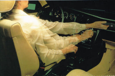 操作類を手が届きやすい位置に配置しているのは、運転上の操作安全性を重視しているため