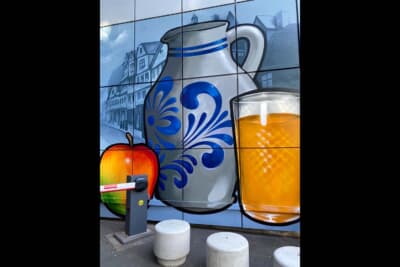 ザクセンハウゼンにはあちらこちらにアップルワインの壁画がありました