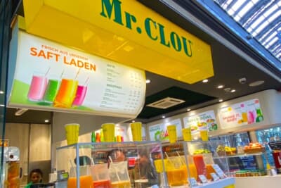 フランクフルト中央駅のジューススタンド。フレッシュジュースのお店はつい目が行ってしまいますね