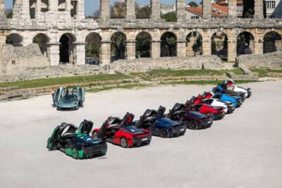 ネヴェーラ トレイルブレイザーズ ツアーで円形闘技場にリマック ネヴェーラが9台集合した