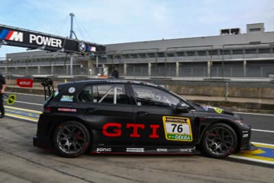 VW ゴルフGTIをドライブするひとりは、元F1ドライバーのセバスチャン・ベッテル選手の弟のファビアン選手