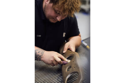 仕上げが完了したすべてのパーツは、オービタルサンダーを用いて手作業で丁寧に研磨される