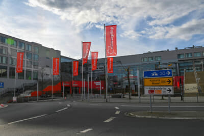 ニュルブルクリンクのイベントエリア前のラウンドアバウト。カート場や映画館、ミュージアムやショップがあります