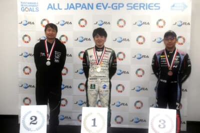 綜合表彰台では地頭所選手に続き、KIMI選手（No.1 GULF RACING PLAID／EV-1クラス）そして3位にはCHOI JEONG WEON選手（No.3 Hyundai IONIQ5 N／EV-1クラス）が入った