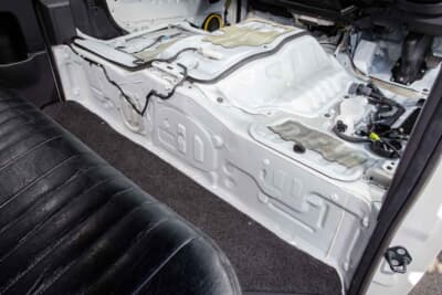 【before】サイドウォールにもAT-AQ450＋ AT-AQ430を重ねて用いる。制振 に加えて遮音効果を高めることでロ ードノイズなどの抑制に役立つ