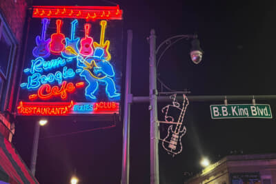 ネオンサインも雰囲気があります