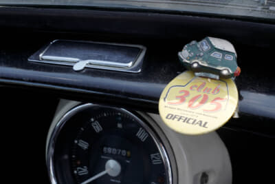 ローバー ミニ クーパー 1.3：伝説のイベント「CLUB305」ミーティングのバッジは、オフィシャルスタッフとしてイベントを支えた時の証だ