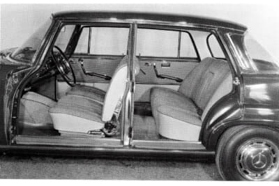 1959年8月に生産を開始したW111／220Sbの、セーフティセルと呼ばれる安全車体構造は、乗員が乗る客室の剛性を上げ、その前後構造に衝撃吸収能力を持たせている