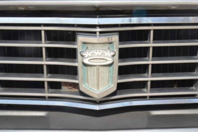 トヨタ カローラ1200デラックス：程よく色合わせたエンブレムがカッコいい