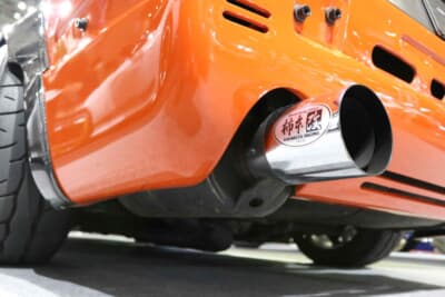 日産 フェアレディZ：マフラーは柿本改 KAKIMOTO RACING。シートはBRIDE スエードタイプで、ステアリングはOMP