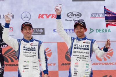 3位でゴールしたKONDO RACINGのジョアオ・パオロ・デ・オリベイラ選手（左）、平手晃平選手