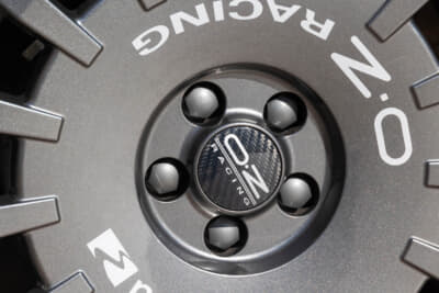 フォルクスワーゲン T-Cross：OZ ラリーレーシングのマニアックス専用モデルは純正ホイールと同じ13R球面にしてあるので、純正ホイールボルトが使える