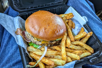 インディオの町の「TKB Bakery & Deli」で調達したハンバーガーを車内で食べながら移動する