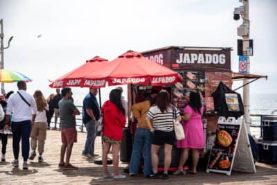 「ジャパドッグ」なる日本風（？）ホットドッグの屋台。たこ焼きも売られている