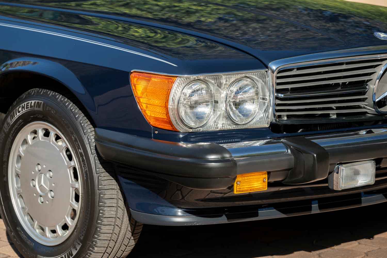 クラシックメルセデスが値上がり中!? 約1170万円で落札された「560SL」アメリカ仕様