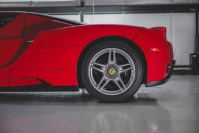 550万ドル～650万ドル（邦貨換算約8億2500万円〜9億7500万円）で現在も販売中のフェラーリ「エンツォ フェラーリ」（C）Courtesy of RM Sotheby's