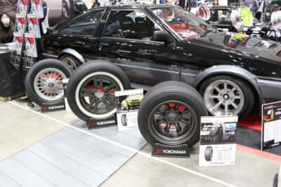 さまざまなクラシックタイヤ/クラシックスポーツタイヤを展示した