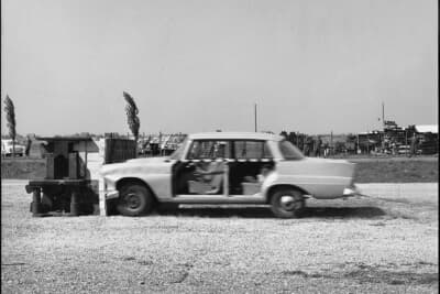 1959年9月10日、メルセデス・ベンツのジンデルフィンゲン工場で体系的な衝突テストが開始。この最初の衝突試験と同時に、世界初のセーフティボディ搭載乗用車として量産を開始したのがW111シリーズだった