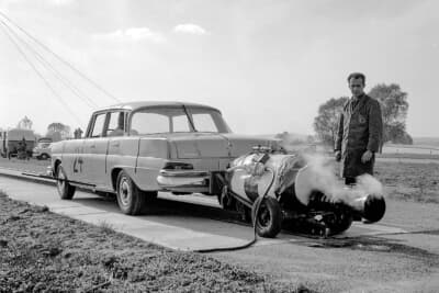 1959年、メルセデス・ベンツは安全開発の重要な基盤として体系的な衝突試験を開始。テストカーは最初、ケーブルプルシステムによって駆動された。その後、写真に示されている温水ロケットが使用されている
