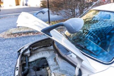 スズキ 4代目 フロンテ：ボンネットを開閉するとミラーごと持ち上がる構造となっている