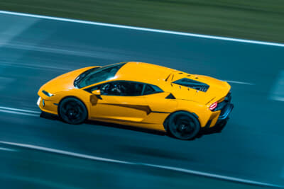 ランボルギーニ テメラリオ：トランスミッションは、8速デュアルクラッチ・トランスミッション（DCT）を装備する