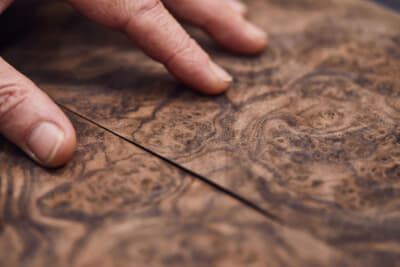 最終検査では人の目と感性に委ねられる。欠陥が見つかったパーツは、再度仕上げ工程に戻され、修正が施される