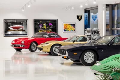 写真展「The Industrial Perspective(産業的視点)」は往年の名車とともに展示される