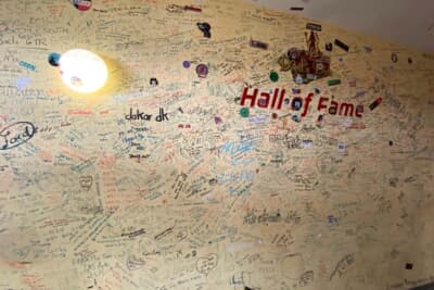 ツーリスト走行周辺にあるバーガーレストランのトイレ前の壁は落書きだらけ。昔は真っ白できれいでした