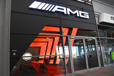 ニュルブルクリンクのグラスタ裏のメルセデスAMGのショールームには、F1マシンの展示もありました