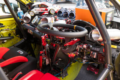 スズキ スイフトスポーツ：車内はラリーカーのイメージにするためにドンガラ状態で、シーケンシャルシフターを装着