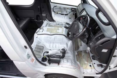 【before】ハイエースの静音化でもっとも効果 的 なのがエンジンル ーム。AT- AQ450＋AT-AQ430を用いるこ とでエンジン音を大幅に低減できる