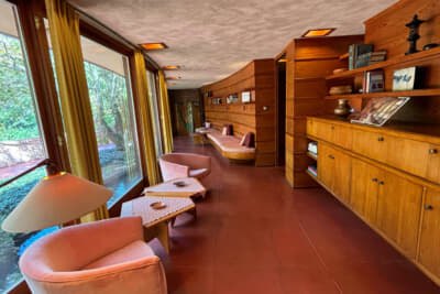 素晴らしく美しい。窓の外には小さな日本庭園が楽しめる