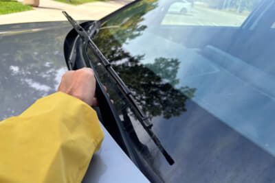 ブレードを掃除しようとするが、ワイパーがどうしても立たない