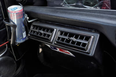 ローバー ミニ クーパー 1.3：当時のオプションである吊り下げ式クーラー。「まだ冷気は出てきますが快適まではいかないですね」とオーナーは笑う