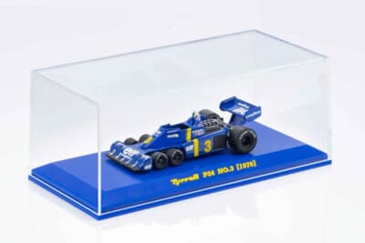 ケースと台座も付属される。カラーリングに合わせて台座の色が異なる