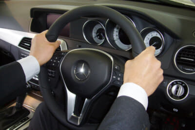 長時間運転するドライバーにとって、およそ背巾ぐらいの径のハンドルが最も好ましく、またグリップも太い方が疲れにくい。写真はC180クーペ