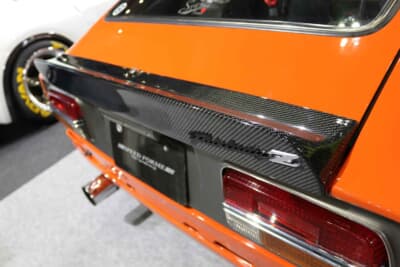 日産 フェアレディZ：リアウイングとリアゲートスポイラーもまとっている。車高調サスペンションとAPレーシングのブレーキを装備