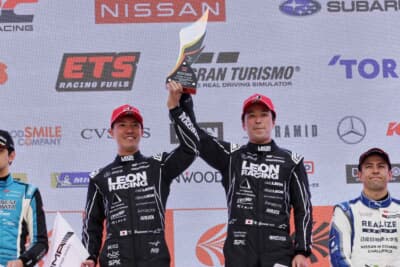 トップチェッカーを受けたK2 R&D LEON RACING。蒲生尚弥選手選手（左）、菅波冬悟選手（右）